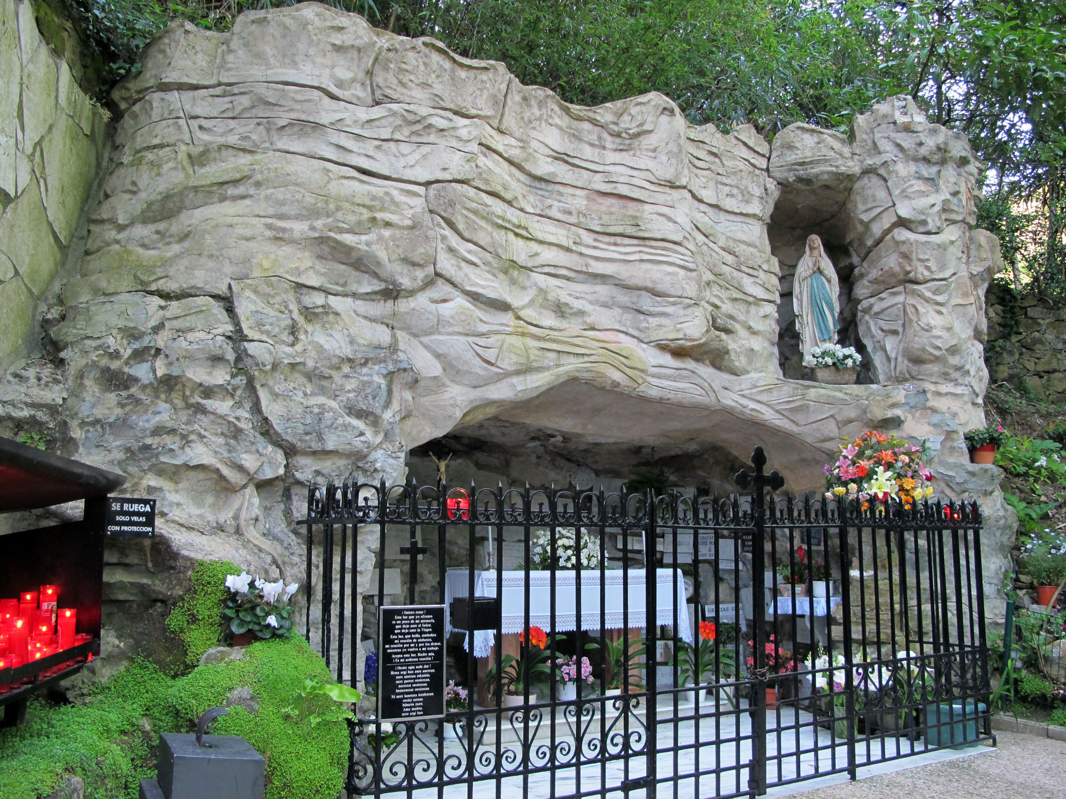 Lourdes Txiki gruta Donostian