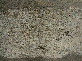 Arandegiko ermita- Lápida romana incrustada en el muroi