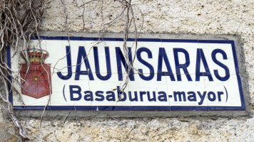 Jauntsarats-Basaburua, herrira sarrerako kartela