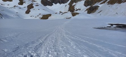 Tebarray (2886m) goiko iboi urdin izoztua zeharkatzen