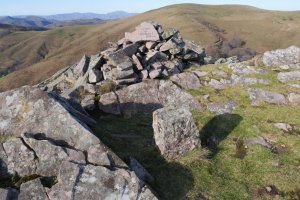 Harripila eta mugarria tontorrean, Betarteko Harria