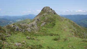 Mairubaratzeta, Mendiederren iparraldeko bizkarrean