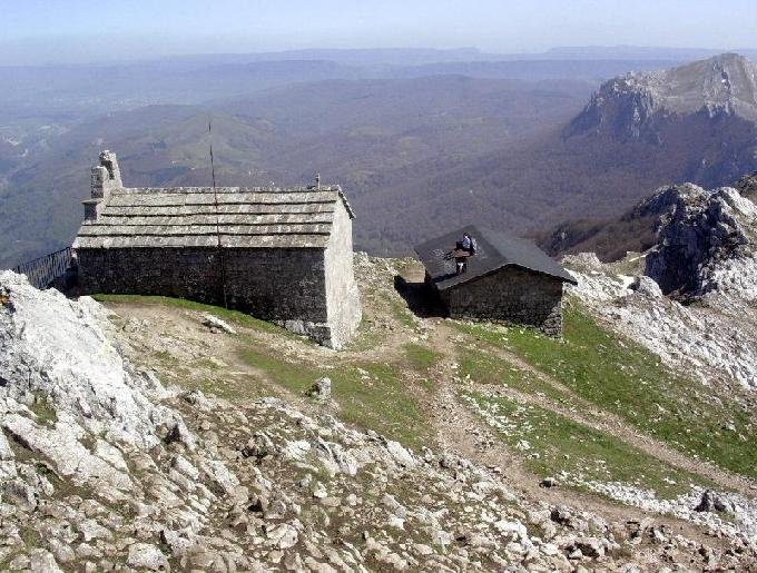 Ermita y Refugio de la cima