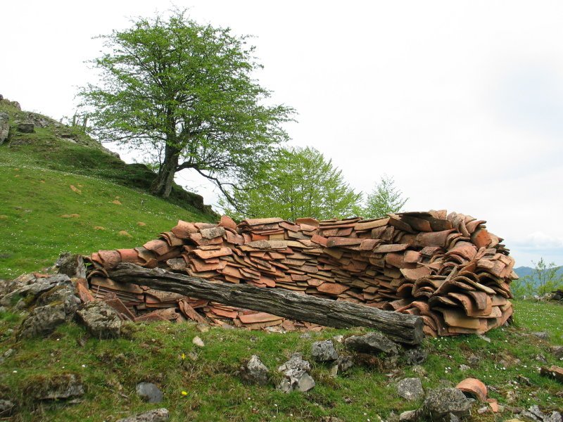 Ehiza postua, tellekin egina