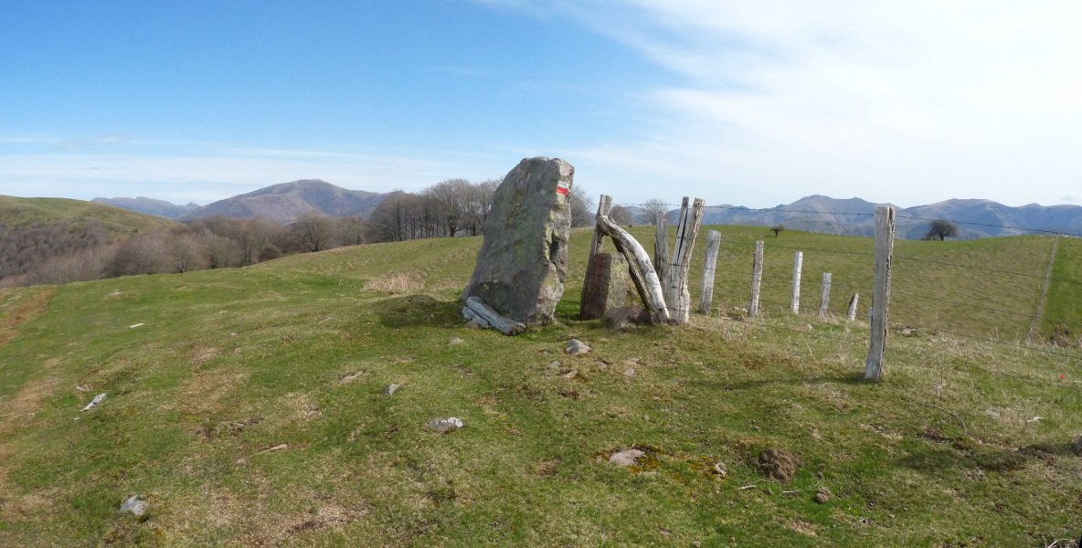 Azaldegiko gailurra (978m), eta Autringo trikuharria