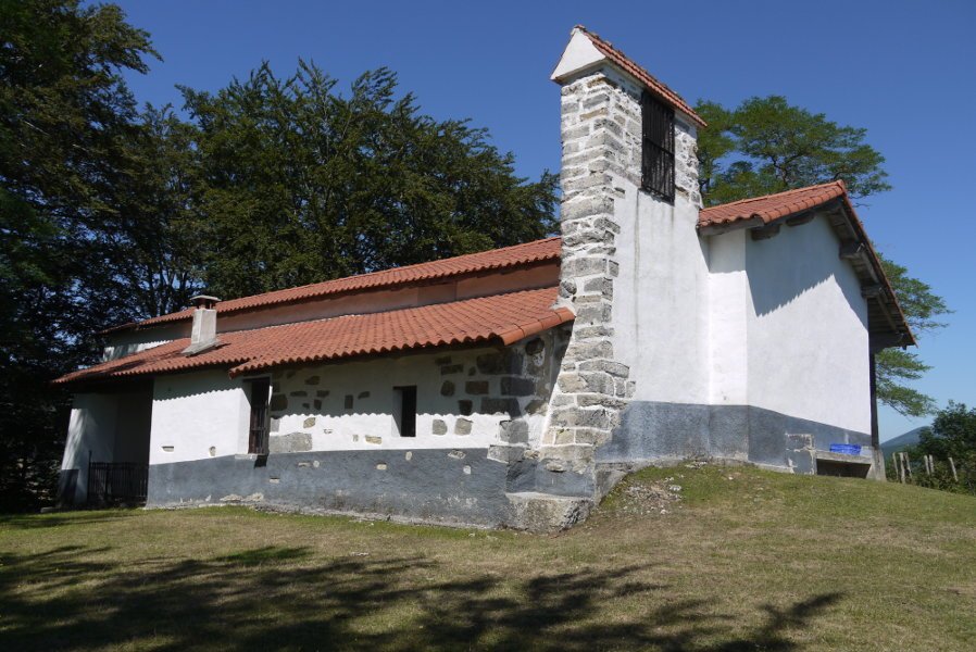 Leitzako igoeran, guruzbidearen amaierako ermita.