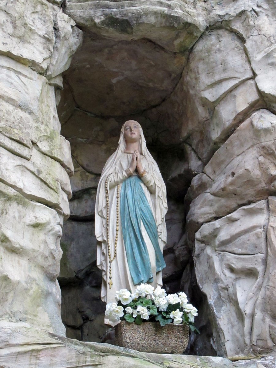 Lourdes Txiki gruta Donostian