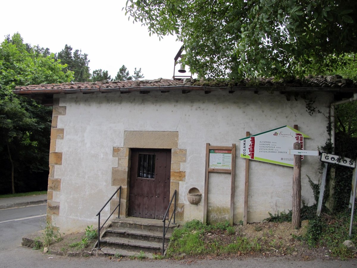 Gurutze Santua ermita Zegama aldean