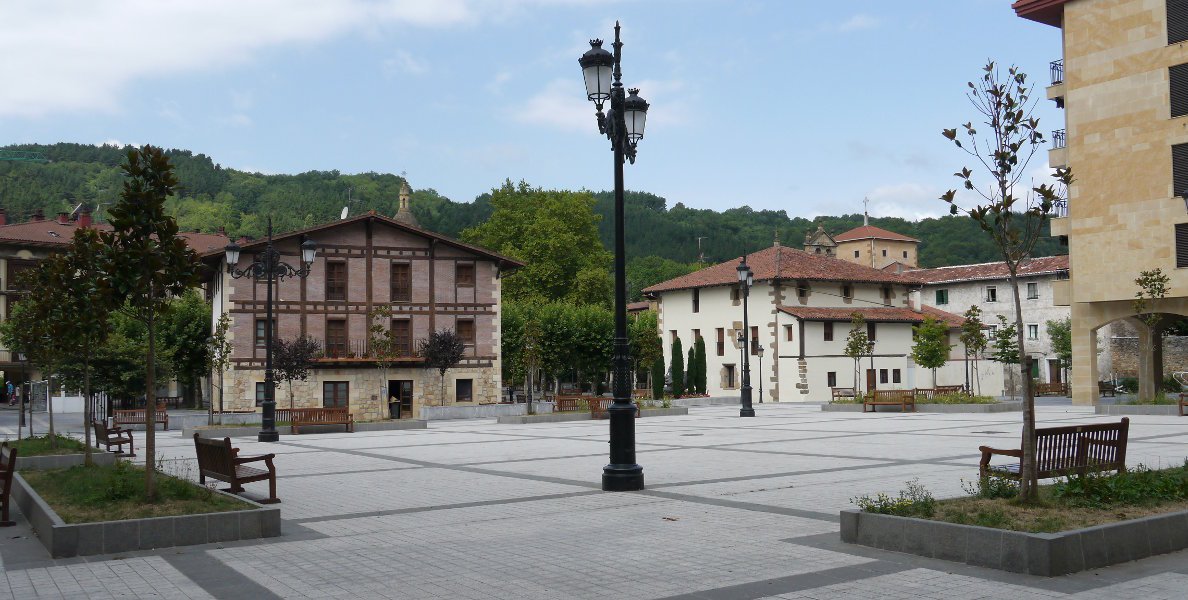Erdiguneko plaza berria, Lazkao