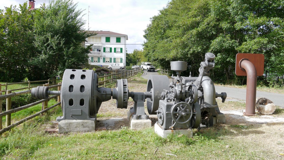 Zentral hidroelektikoko makineria zaharra kalean, Araia