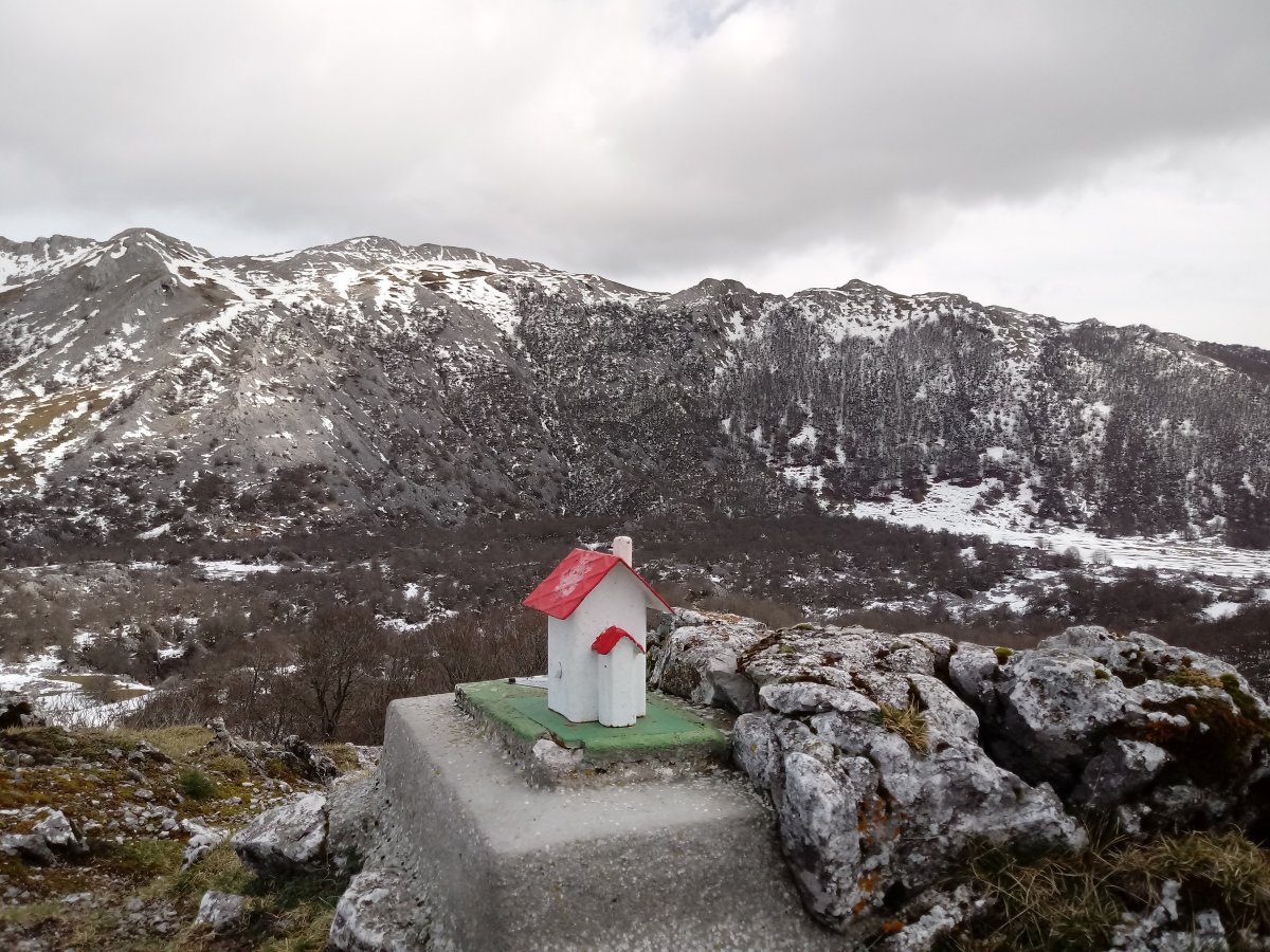 Peruaitz (1228m), postontzia, atzean Aizkorri