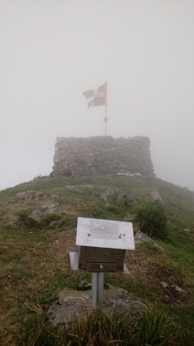 Ekaitza (1046m) tontorra, postontzia eta Ikurrina