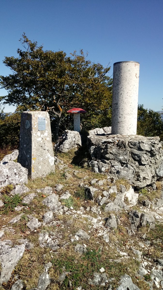 Umandia (1224m) tontorra, mugarria, postontzia, erpin geodesikoa