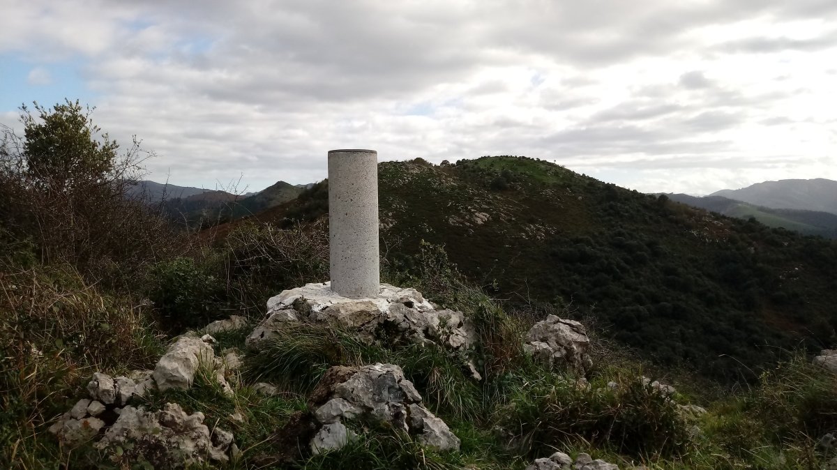 Sosote (519m) tontorra, atzean Garaluz (575m)