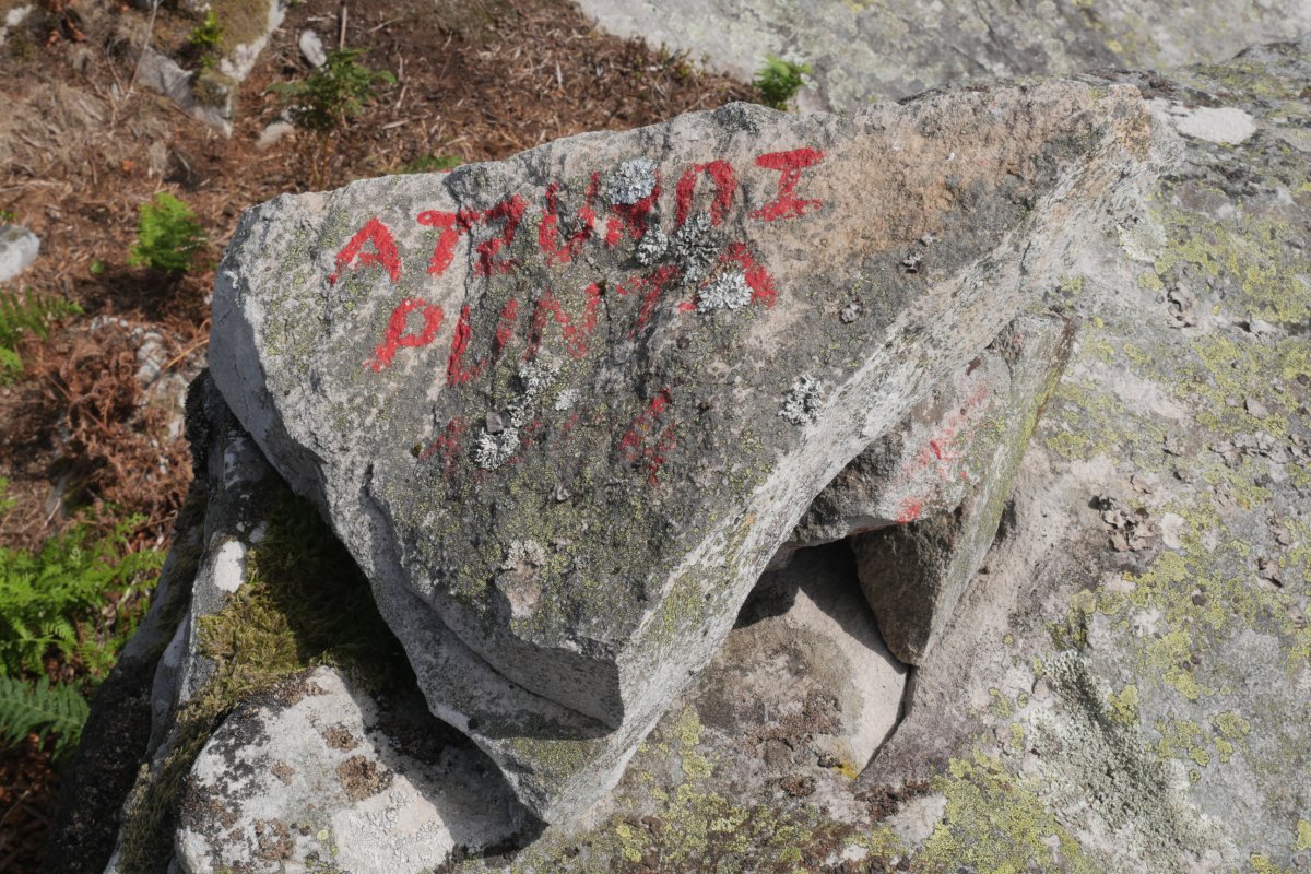 Izena jasotzen duen harria tontorrean, Atzurdi