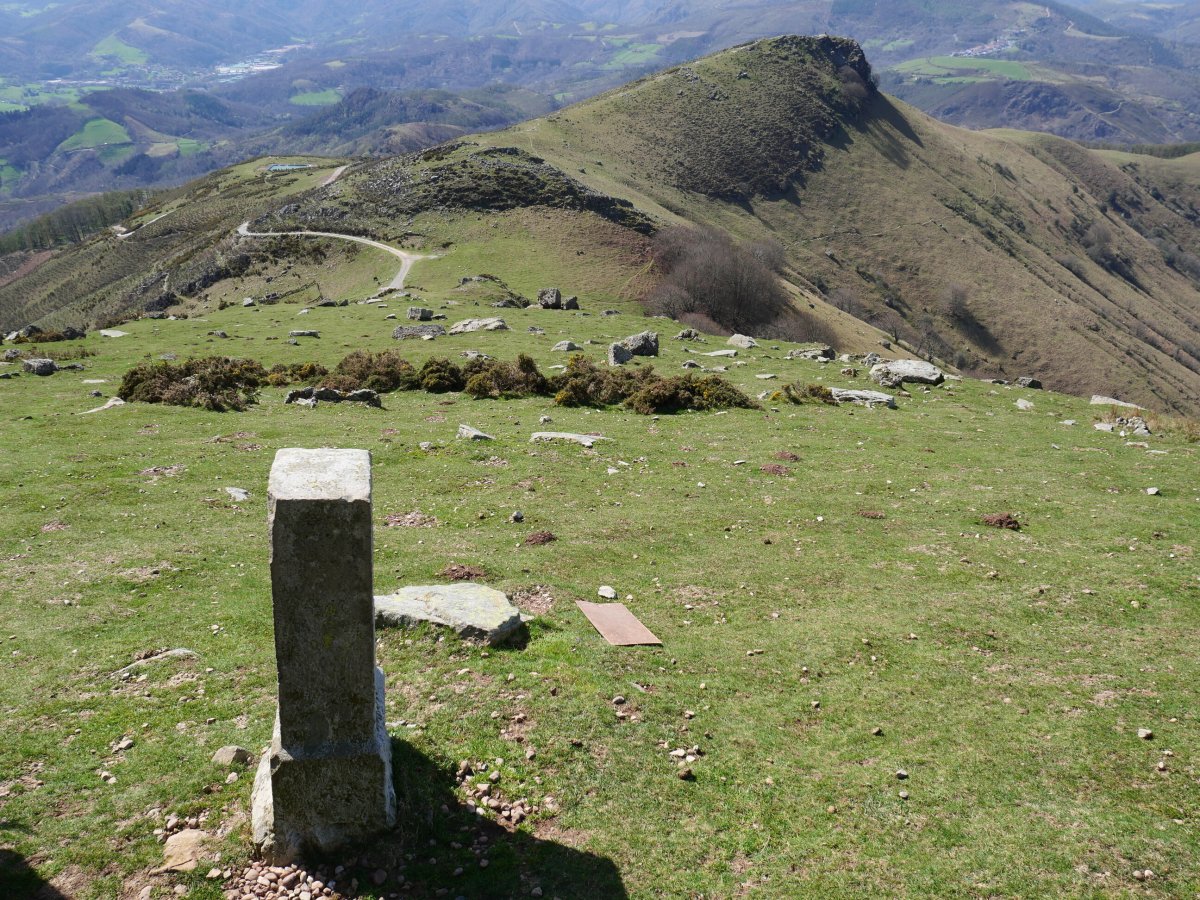 R24 mugarria Larrunen