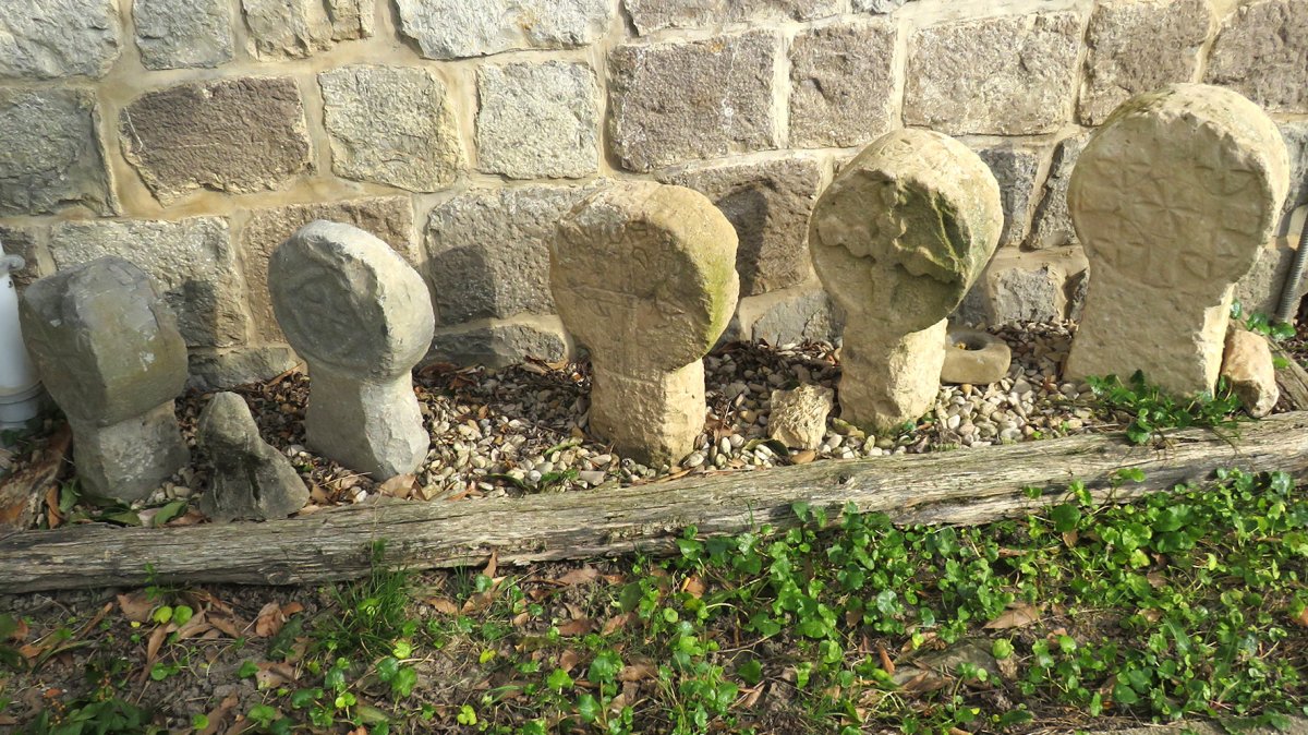 5 Hilarri San Saturnino eliza atarian, Uritz-Artzibar