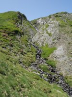 Plaa de la Gradillère zeharkatzen duen errekastoa hazten doa behera egin ahala