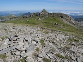 Murlong tontorra eta iparraldeko muinoa, atzean Arlas duela.