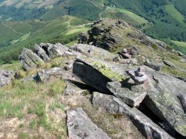 Harripilak bidea erakusten Iparraldeko bizkarrean