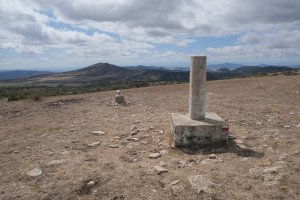 Mortxeko erpin geodesikoa, urrutian Etxauriko Haitza