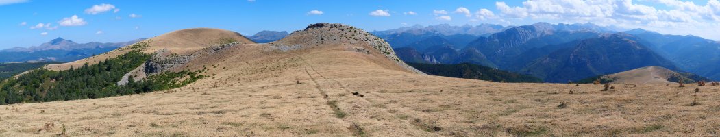 Largintia aldeko panoramika: Kakueta eta Katxolatze ezker aldean eta erdian