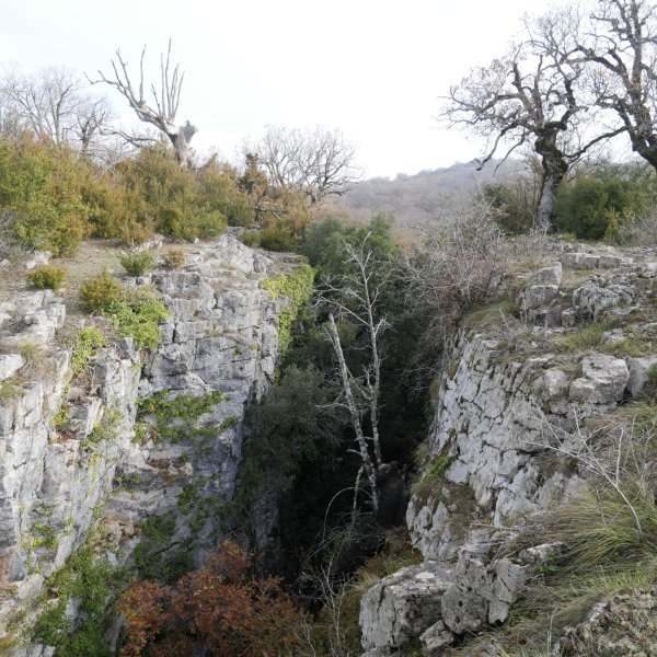 Obiarriko gaina ebakitzen duen arrakala