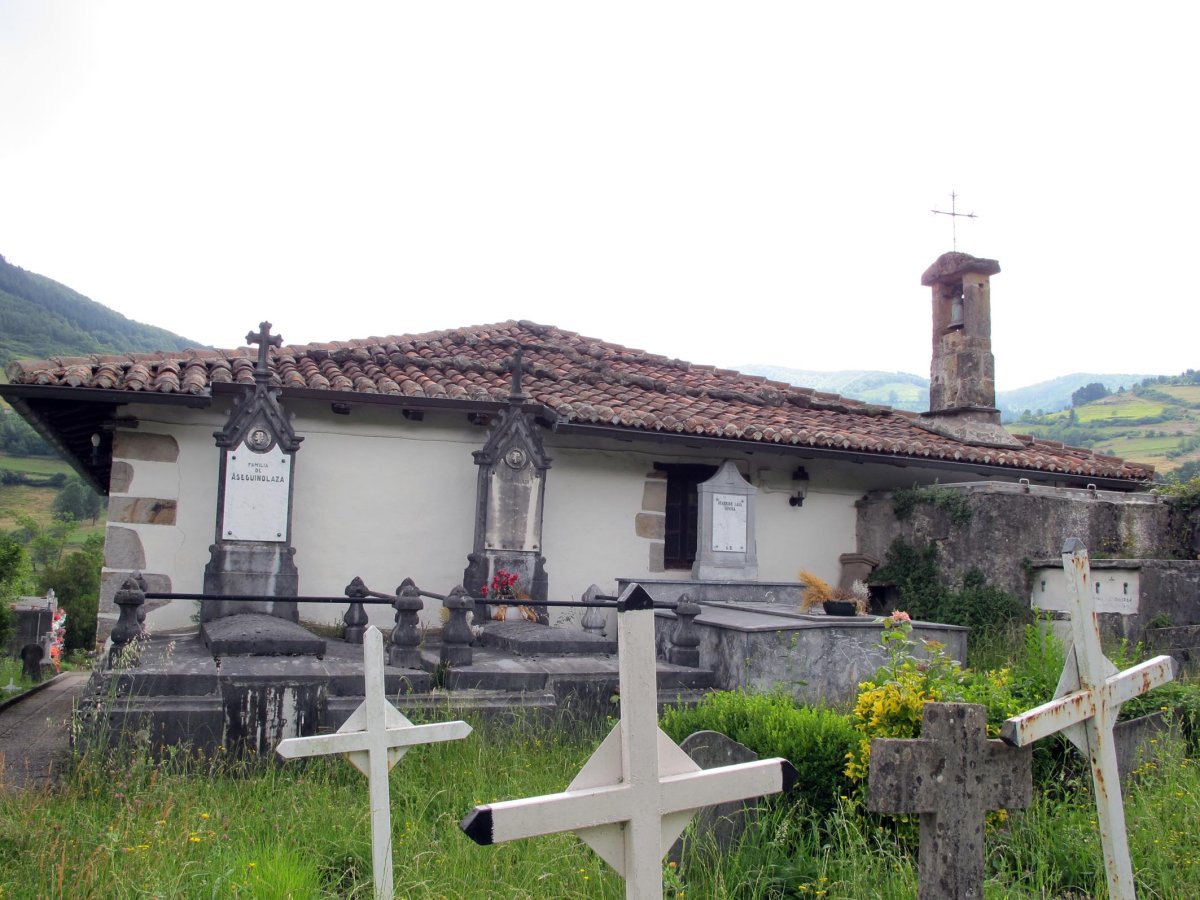 San Bartolome ermita Zegamako hilerrian