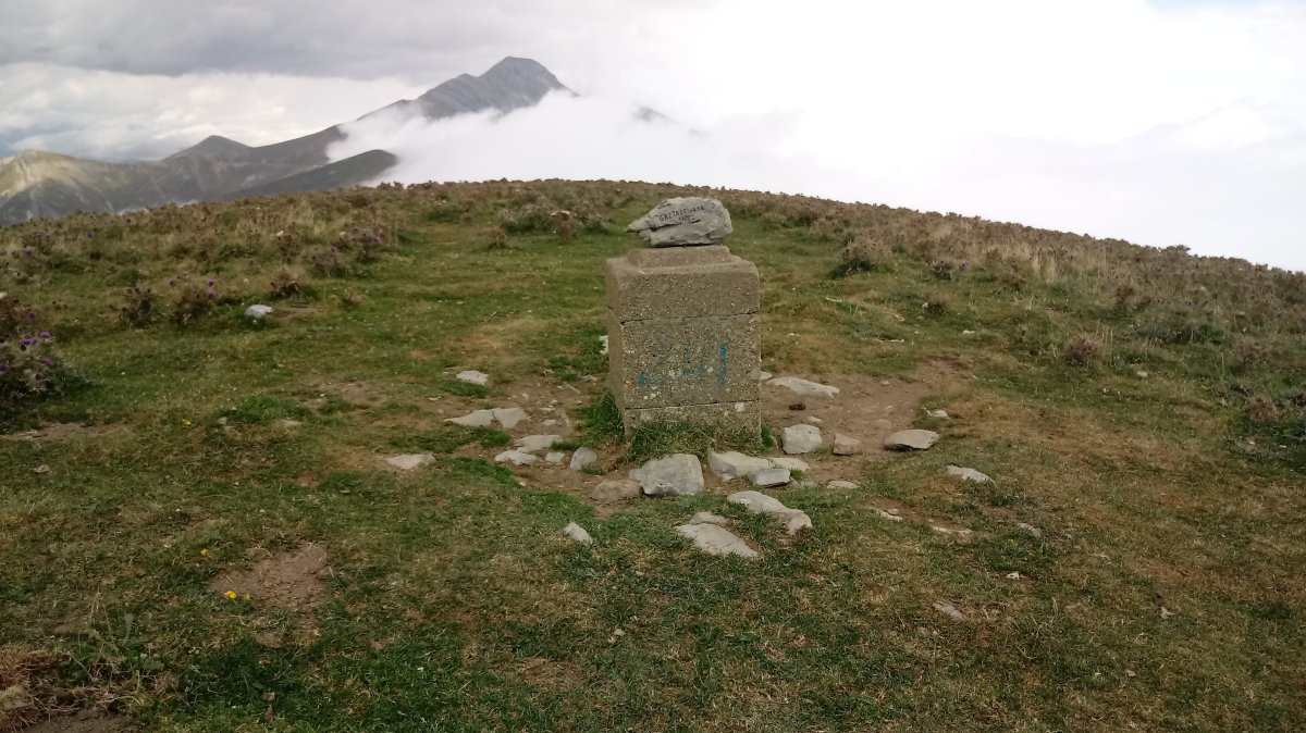 Gaztarri-Mulidoi (1732m) postontzia, Orhi atzean