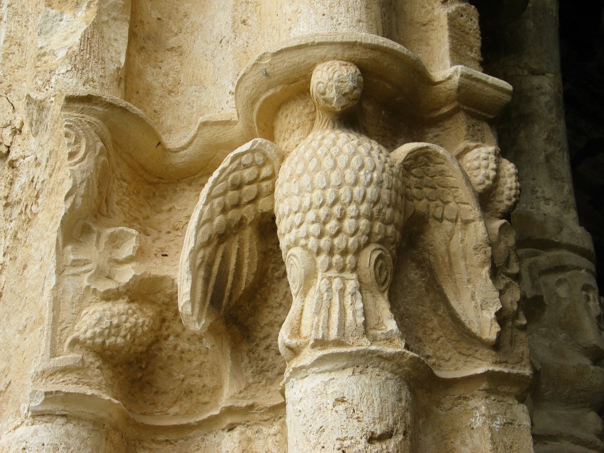 Hegazti baten irudia Larunbeko elizaren izkin baten