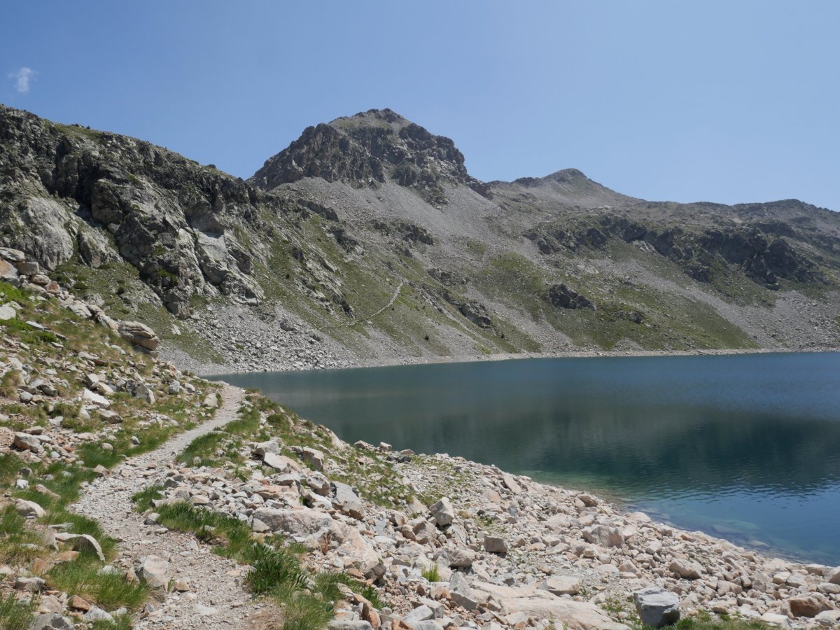 Aurrez aurre Punta del Puerto Viejo de Brazato eta urrutian Bacias tontorra