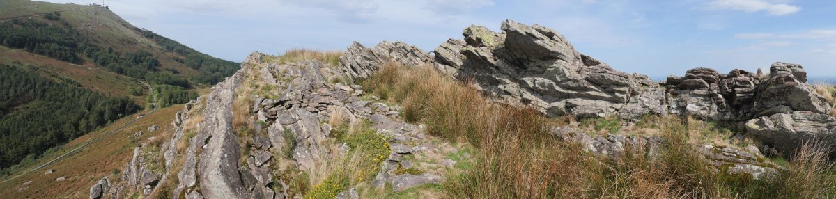 Altsanga, tontorraren inguruko haitz muturrak