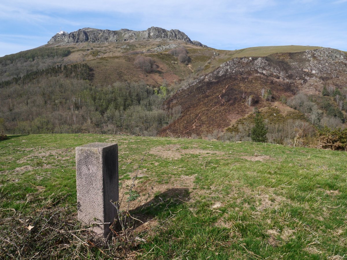 33. mugarria, Larrun