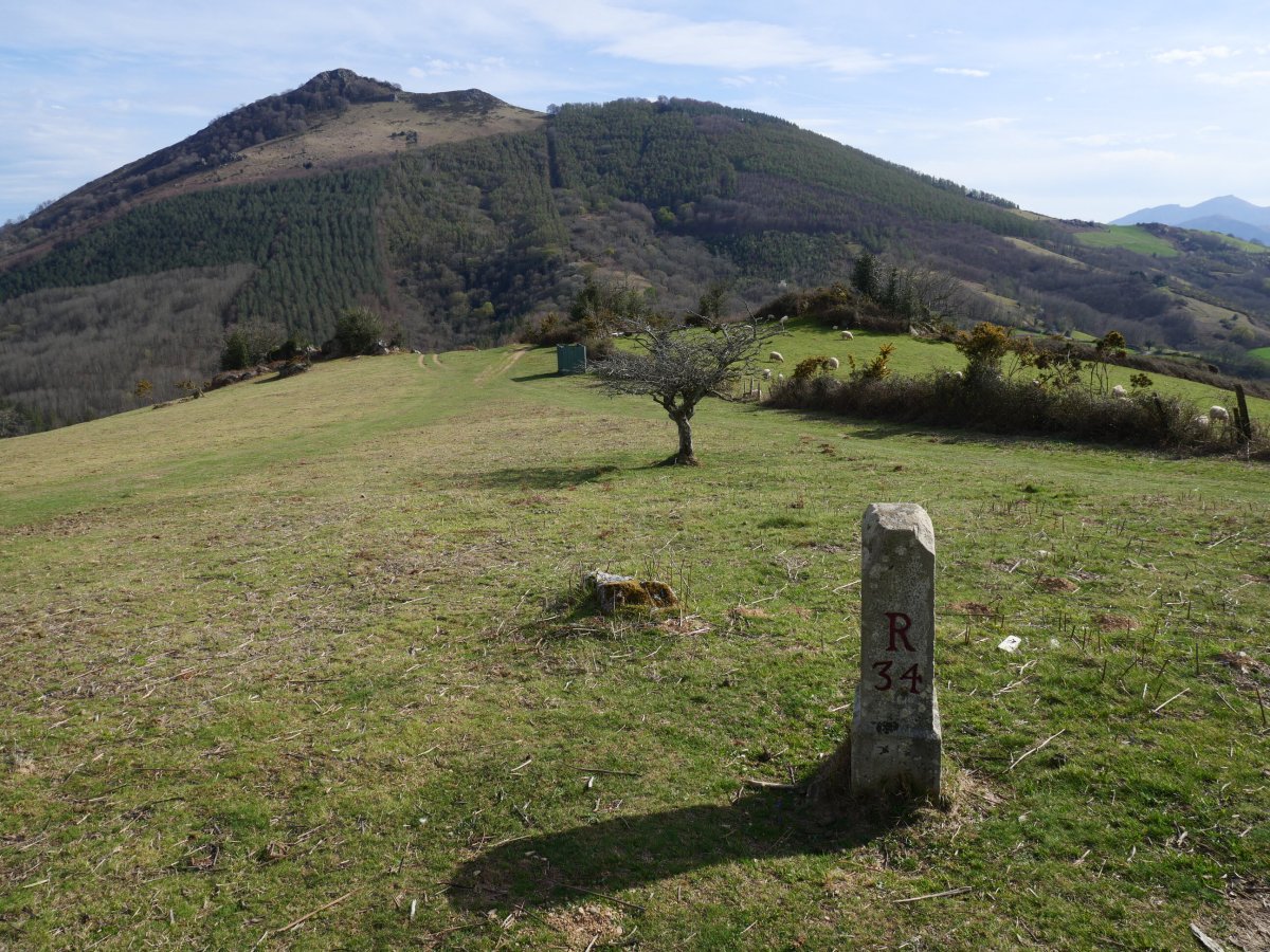 34. mugarria, Larrun