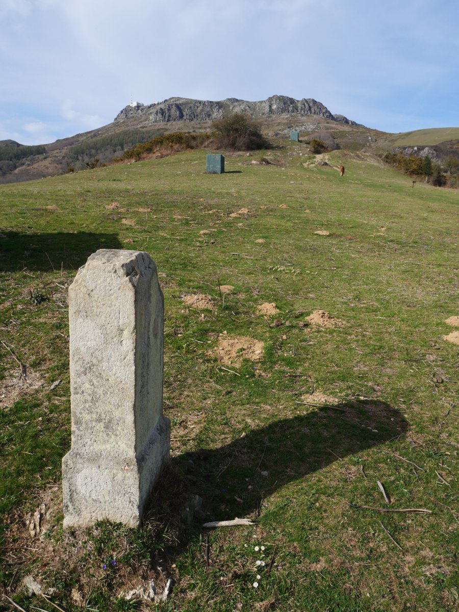 33. mugarria, Larrun