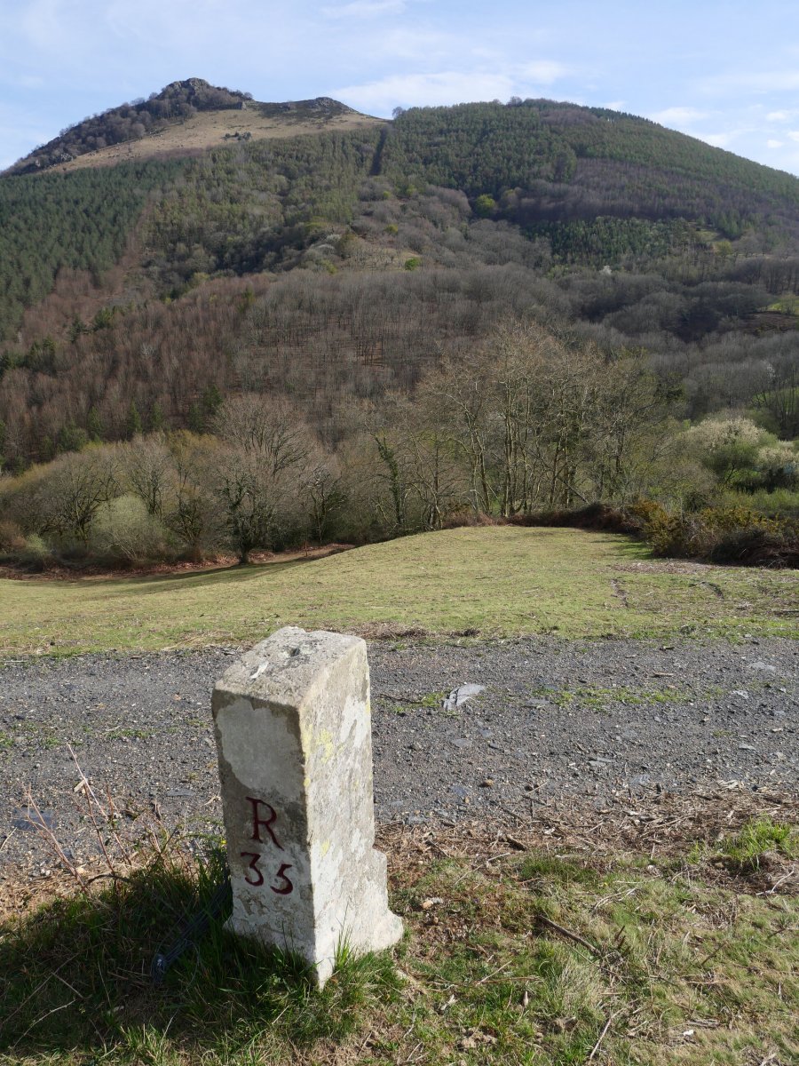 35. mugarria, Larrun