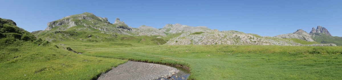 Portalet errekastoaren aldamenetik abiatzen da ibilbidea