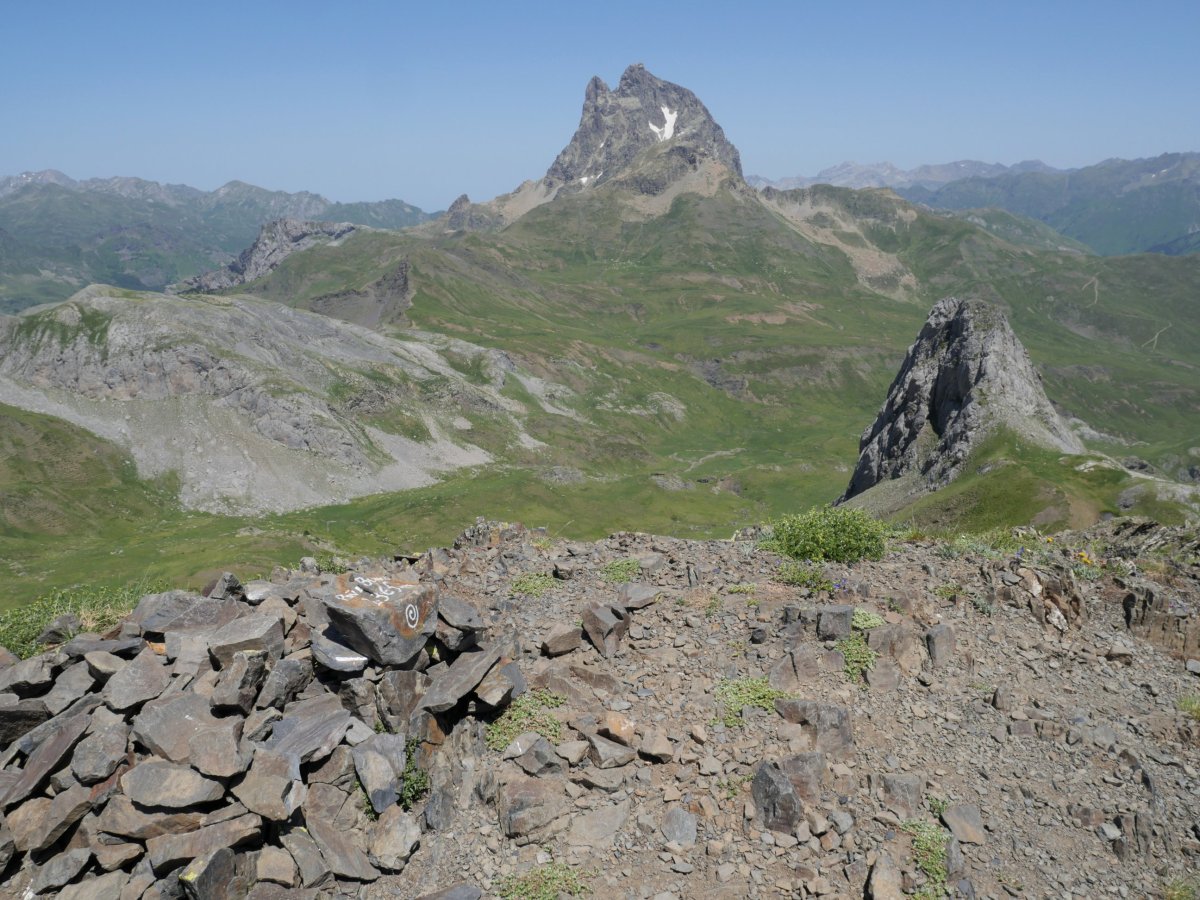 Peña Blanca tontorreko harripila, Midi d'Ossau eta Péne de la Glère haitza
