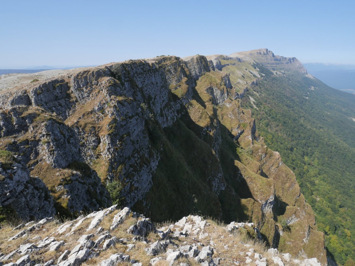 Sakana aldeko amildegiak, Amorro gailurretik gertu