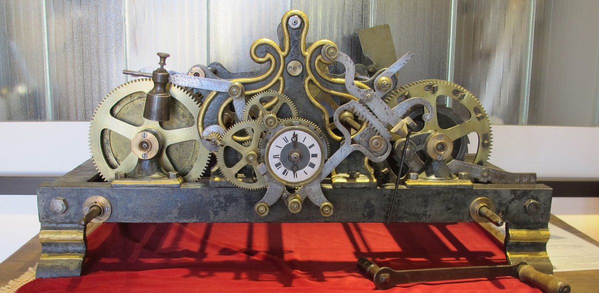 Ordulari baten makinaria udaletxe Barruan, Cortes