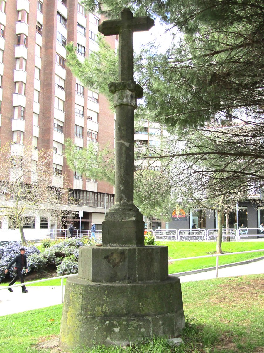 Cruz Negra gurutzea, Iruñea