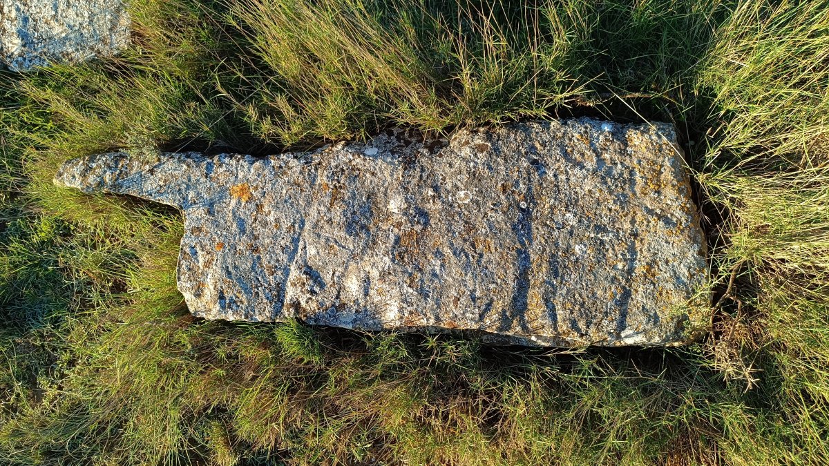 MONOLITO DE PIEDRAFITA. FRAGMENTO SUPERIOR.