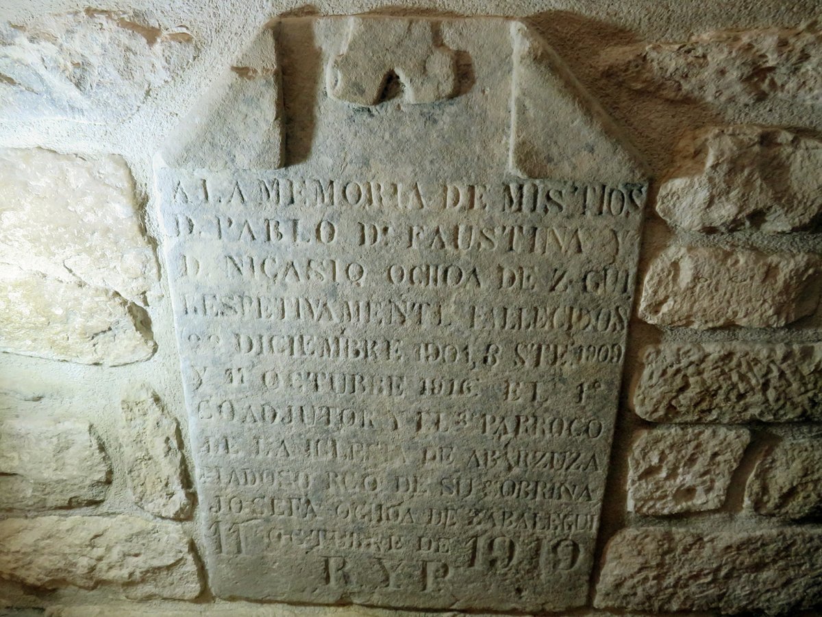 Hilarria Luzio etxe barruan, Abartzuza