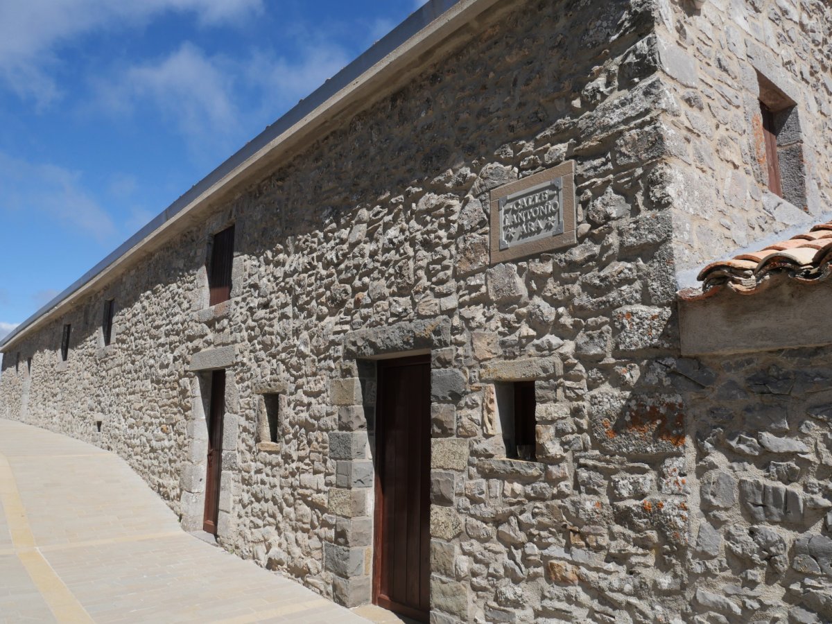 Virgen de la Peña baseliza: aldameneko eraikina