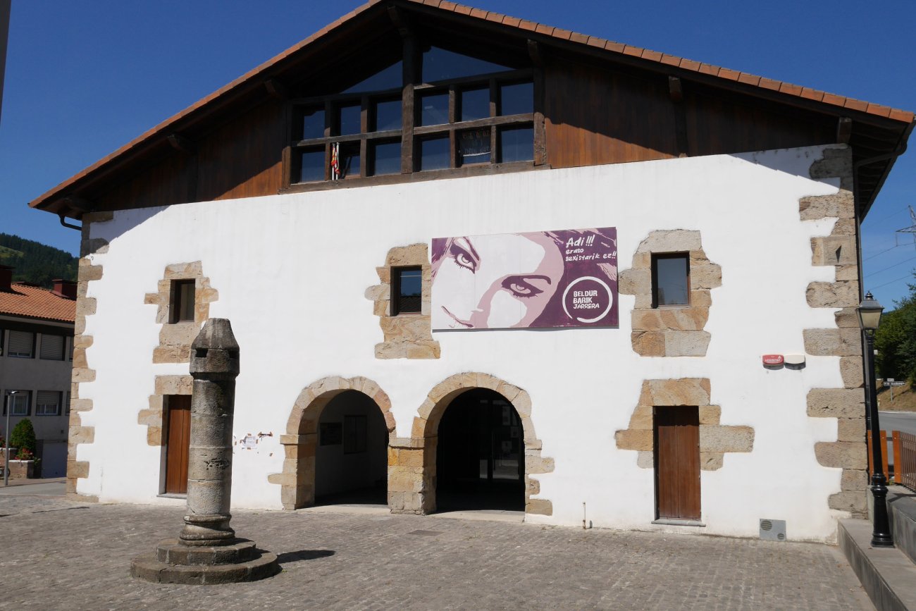 Santaluzi Zahar etxea, Santaluzi Auzoan