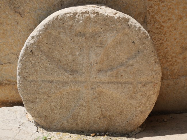 Hilarria, Azantzako San Martin elizaren atarian